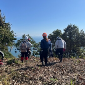 山道を歩く3名のスタッフ